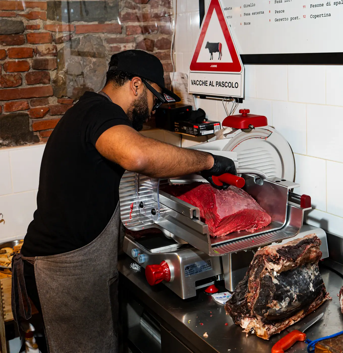 Il macellaio InCarne al lavoro